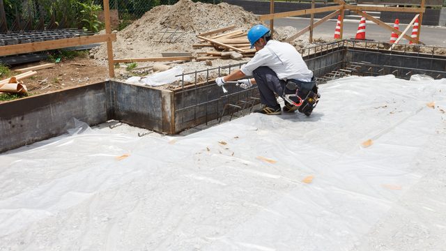 基礎工事を行う男性